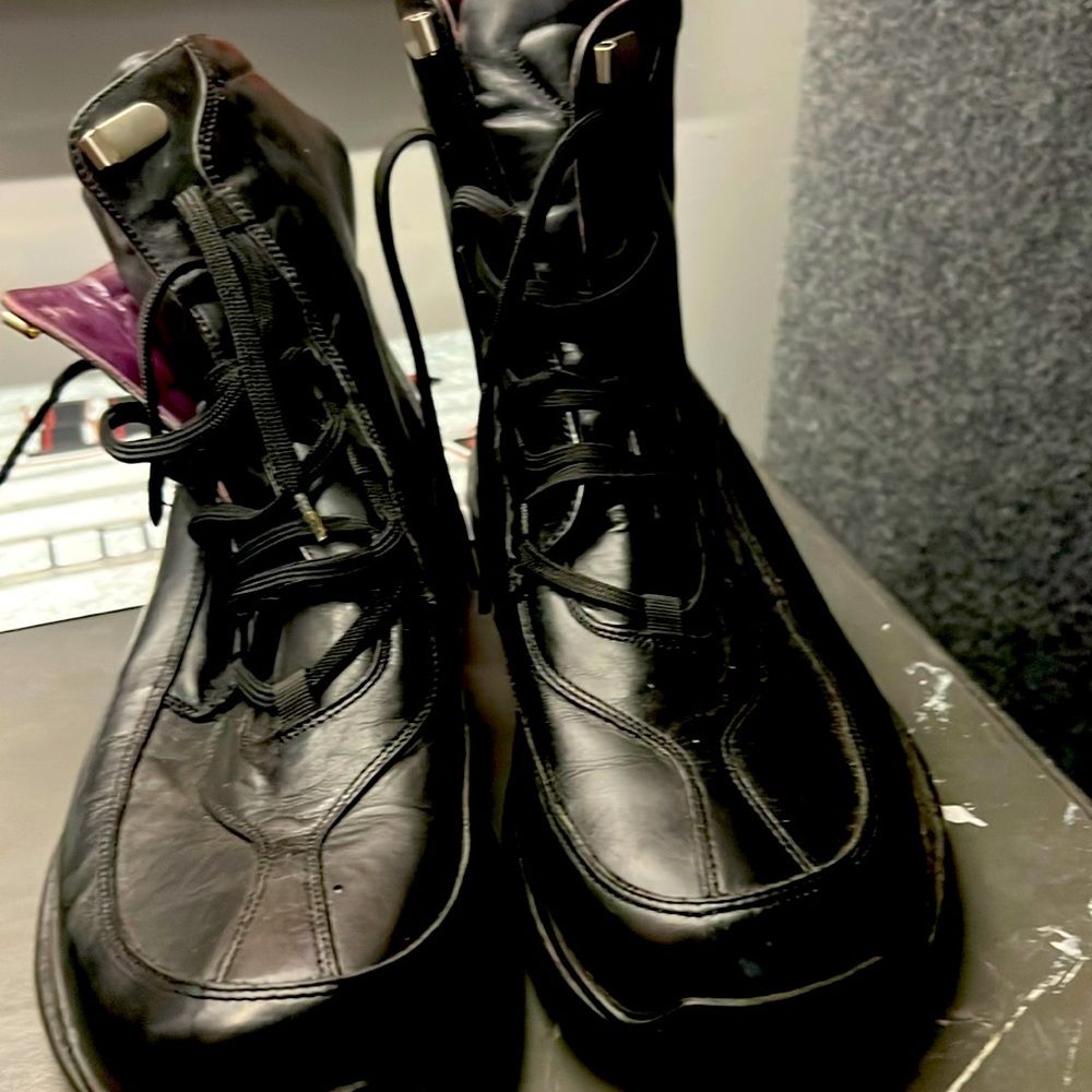 Kenneth Cole combat style women’s boots